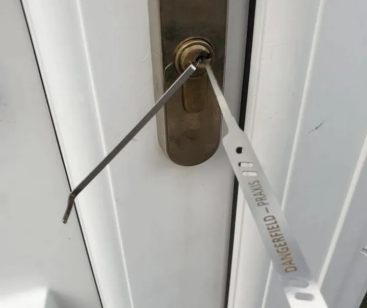 Apertura de chapa de puerta